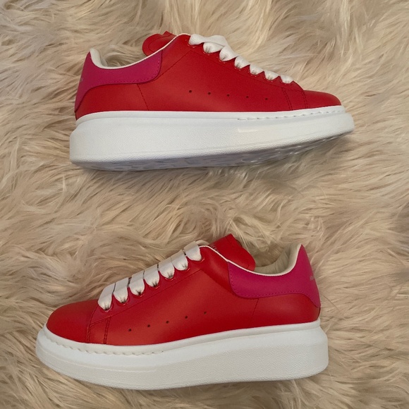 Alexander McQueen - Picture 1 of 4